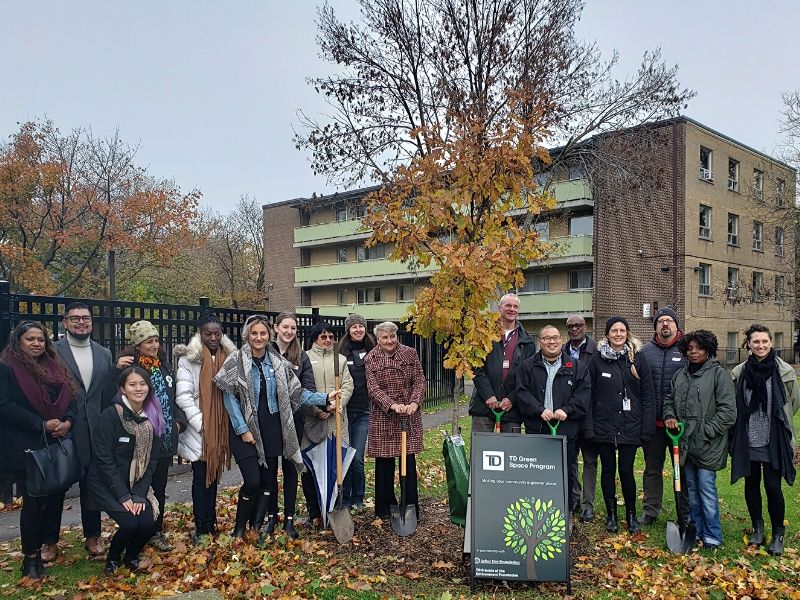 TCHC Planting and Stewardship Initiative partners and participants gather(© 2019 Daniela Serodio / LEAF)