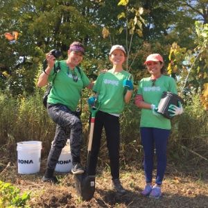 LEAF volunteers with Education Coordinator, Lam Tran, at a community tree planting event at Meander Park in Richmond Hill(© 2019 Erin MacDonald / LEAF)