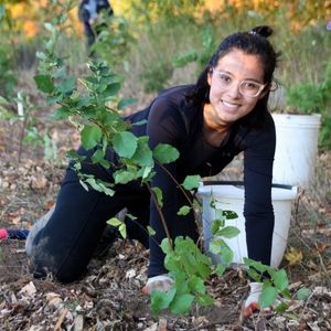 Young woman planting an American hazelnut(© 2019 Lois Fowler / LEAF)