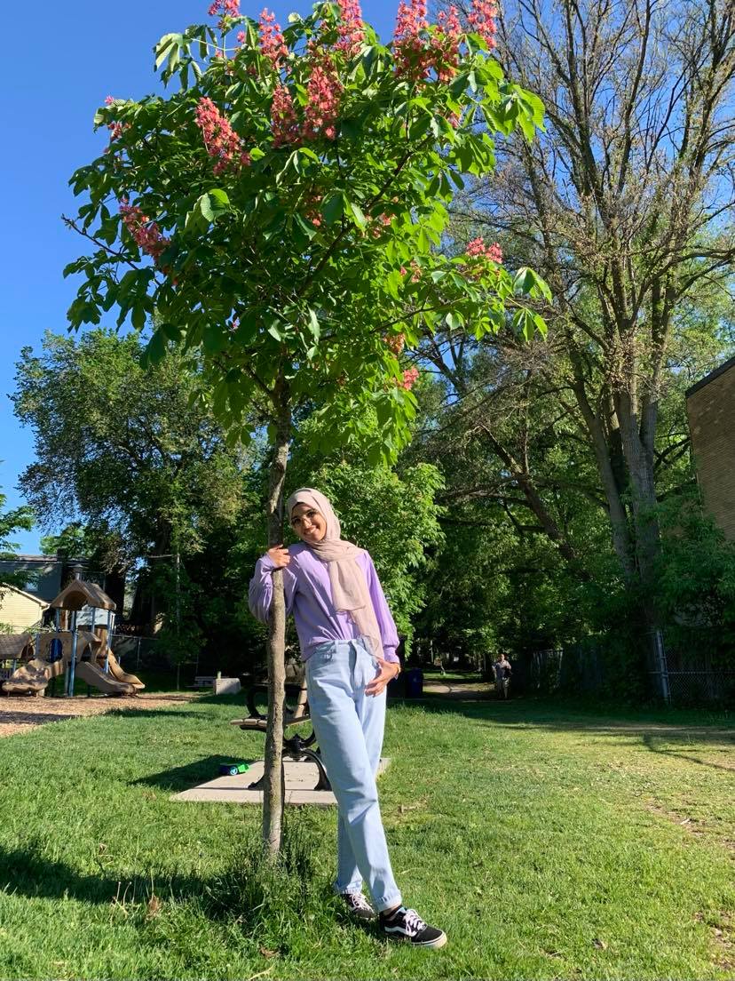 Aisha standing with tree(©2021 Aisha Chohan)