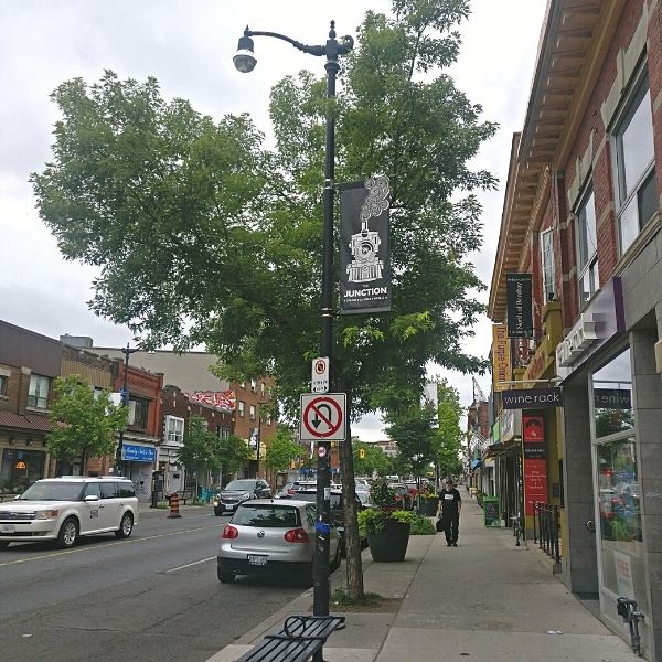 Urban sidewalk with tree(©2019 Rabib Naim / LEAF)