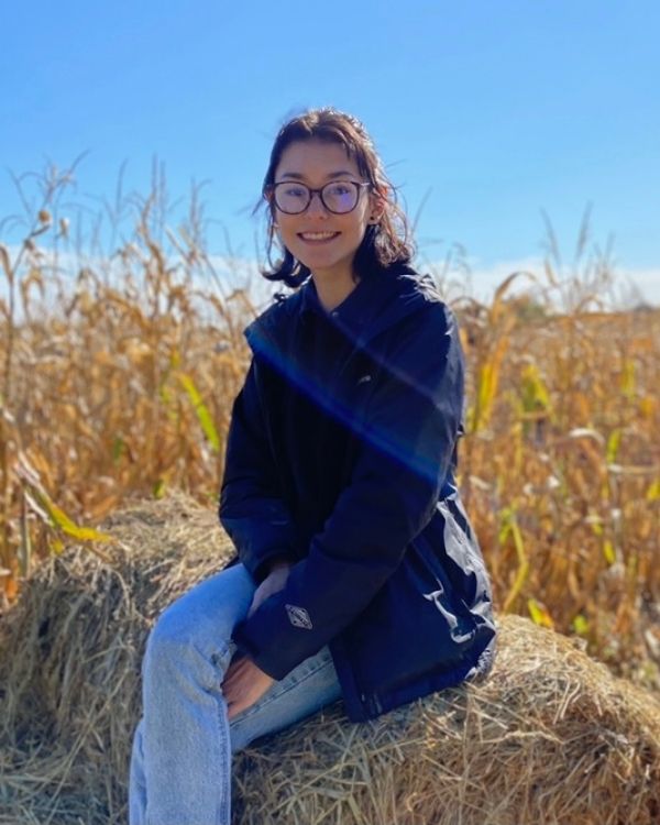 Jordyn sitting in hay field(© 2021 Jordyn Mori/LEAF)