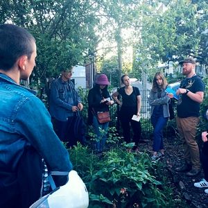 Crowd of people in a lush garden listening to the instruction of the workshop presenter(© 2019 Kaja McDonald / LEAF)