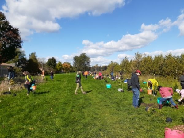 Volunteers at Whitby planting event(©2021 Brian Millward / LEAF)