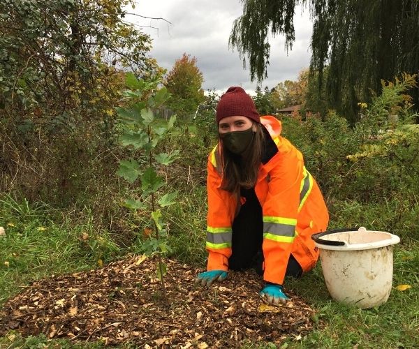 Volunteer at Oshawa planting event(© 2021 Sarah Halonen / LEAF)