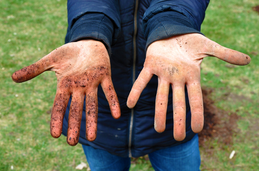Dirty hands for a healthy planet
